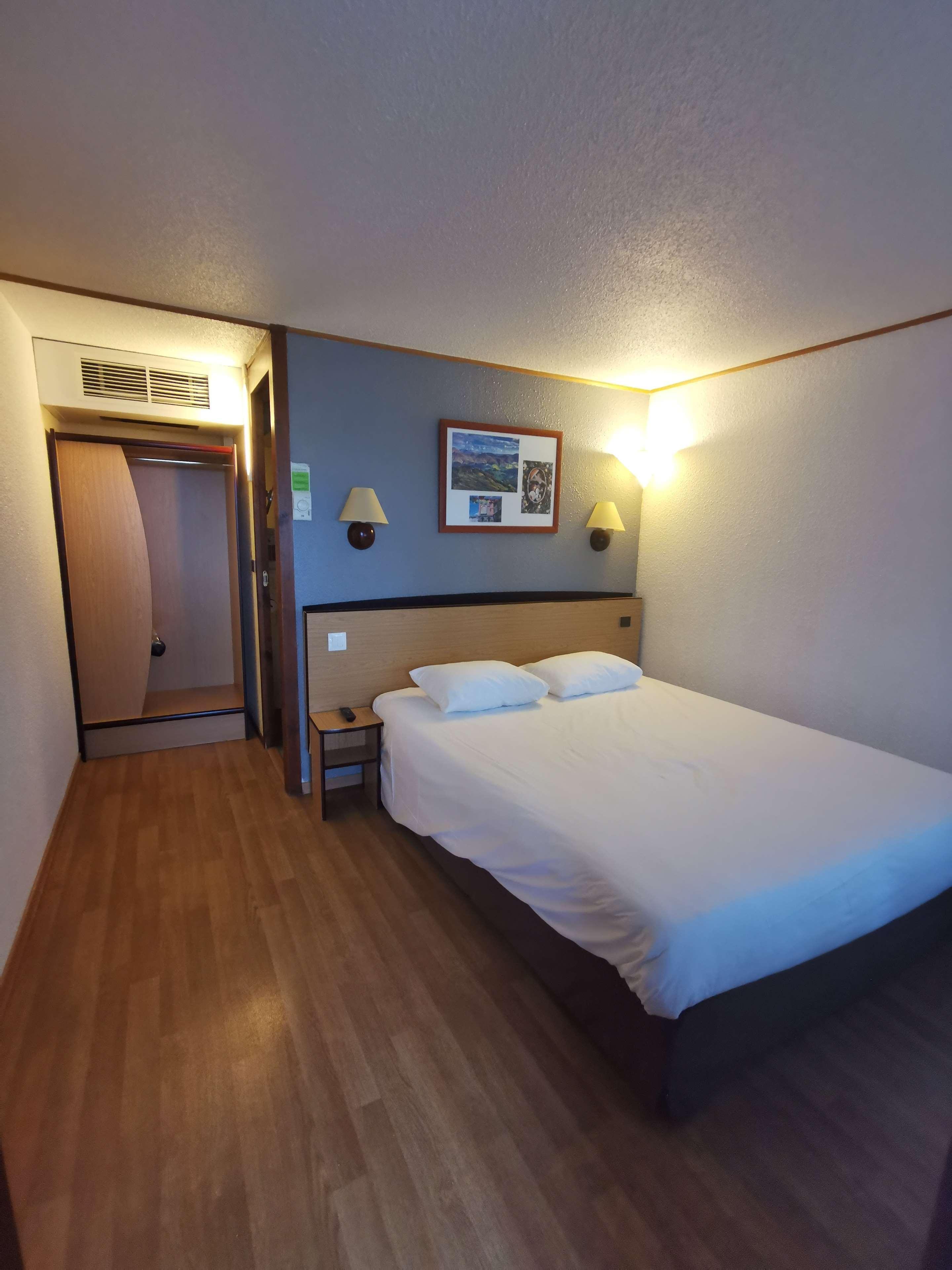 Hotel Restaurant Campanile Aurillac Exteriör bild